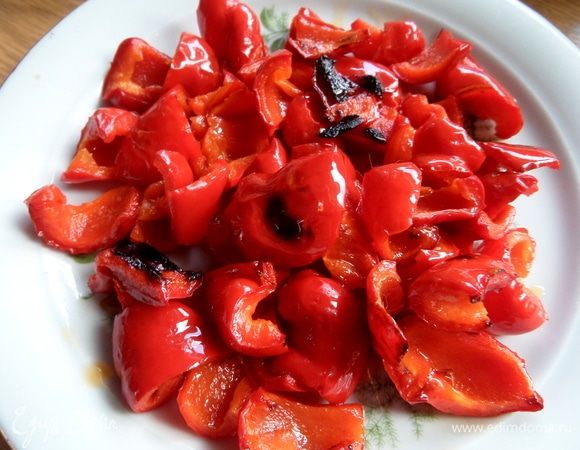 Перенести перчики на тарелку.