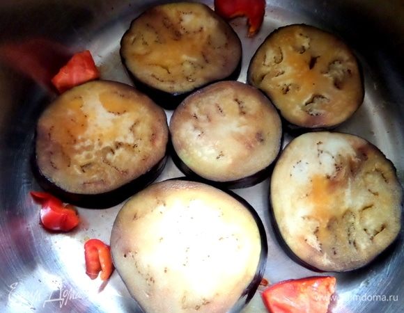 И в масле от перчиков начинаем обжаривать баклажаны одним слоем с двух сторон.