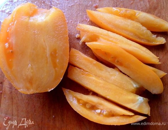 Вот такой большой желтый помидор очень подходит для данного блюда, так как он весь состоят из мякоти.