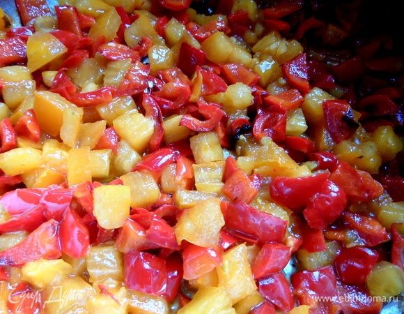 Смешать с обжаренным перчиком. Посолить, поперчить.