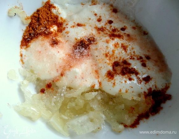 Намазка. Итак, автор рекомендует смешать сметану, чеснок и укроп.