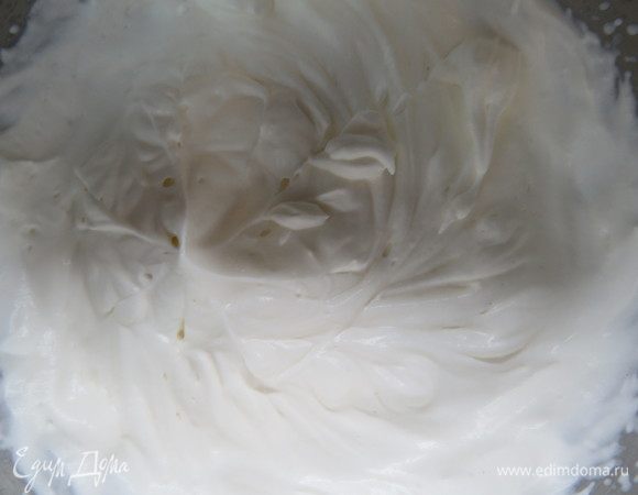 Взбить сливки до полутвердых пиков.