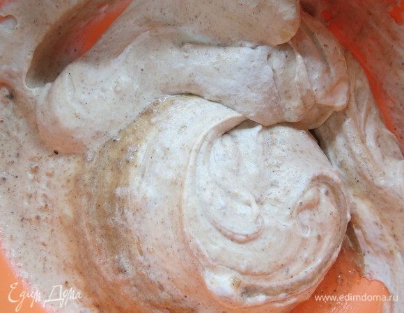 Вмешать в несколько приемов взбитые сливки.