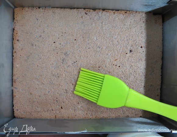 Приступаем к сборке. Бока формы проложить ацетатной пленкой. На дно выложить бисквит, пропитать сиропом.