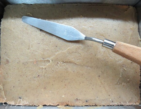 Намазать тонким слоем каштановый крем.