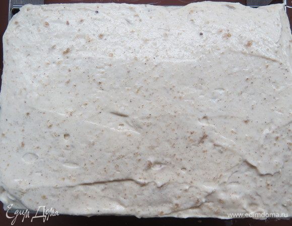 Выложить 1/2 каштанового мусса, разровнять. Сверху уложить второй пласт бисквита. Пропитать сиропом, выложить оставшийся мусс, разровнять. Поставить торт в холодильник до застывания крема.