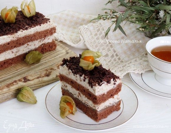 Перед подачей натереть шоколад на крупной терке и посыпать торт сверху.