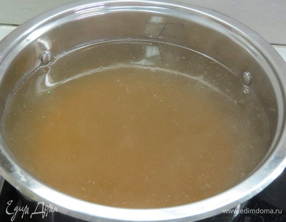 Суп получается очень вкусным на курином бульоне, но можно сварить и просто на воде. Куриный бульон необходимо сварить заранее из любых частей курицы с добавлением душистого перца, соли и лаврового листа. Готовый бульон процедить и довести до кипения.