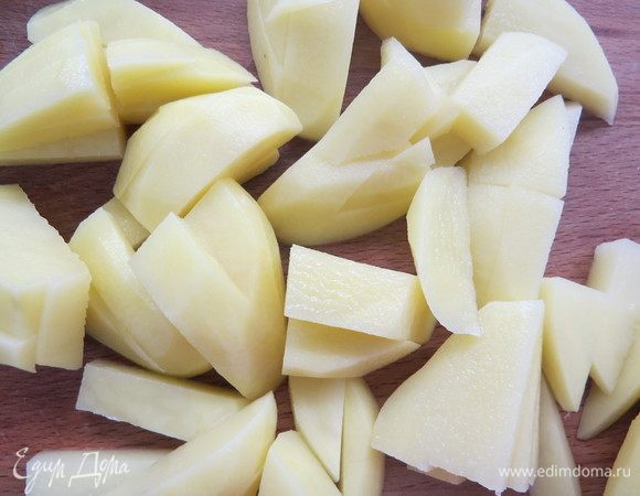 Картофель вымыть, почистить и нарезать брусочками. Добавить картофель в кипящий бульон.