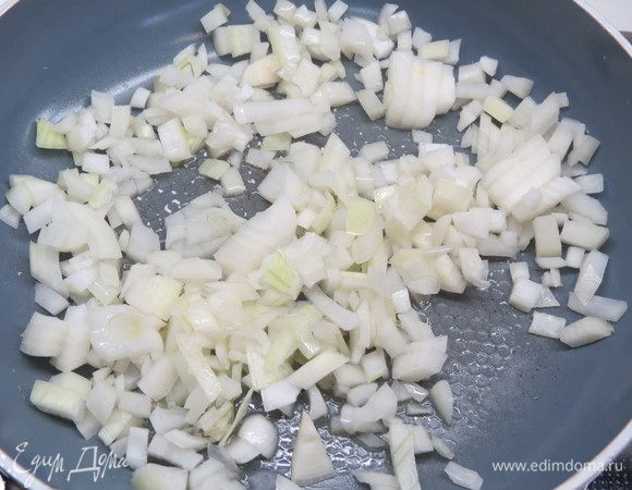 Лук мелко нарезать, обжарить на растительном масле.