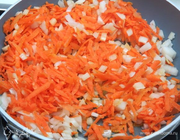 Затем в сковороду к луку добавить морковь, натертую на крупной терке.