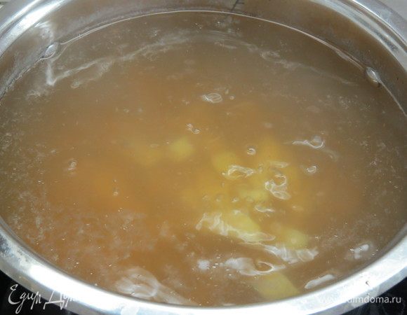 Добавить к картофелю пассерованные лук с морковью и варить на среднем огне почти до полной готовности картофеля.