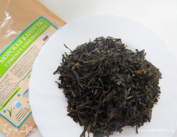 Только после этого добавляем морскую капусту (без жидкости), так как от ее кислоты картофель может остаться твердым. Я добавляла сушеную морскую капусту.