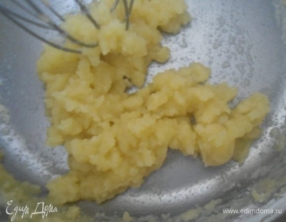 Готовим соус бешамель. В сотейнике разогреть сливочное масло, всыпать муку. Размешать все венчиком, проварить, постоянно помешивая, полминуты.