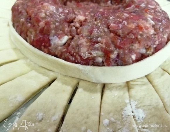 Возьмем одну длинную полоску из 5 шага. Обматываем вокруг фарша и скрепляем.