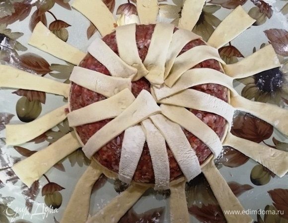 Теперь свободные концы теста через один загибаем вверх.