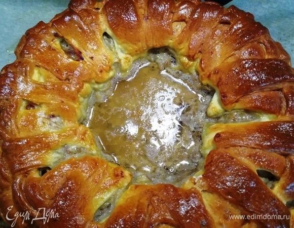 Ну вот, и готов наш пирог. В центре осталось немного бульона. Он весь впитается в грибы.