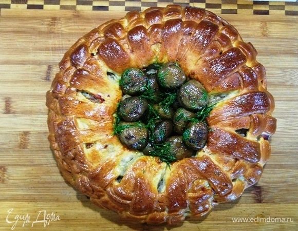 Выкладываем в центр пирога грибы.