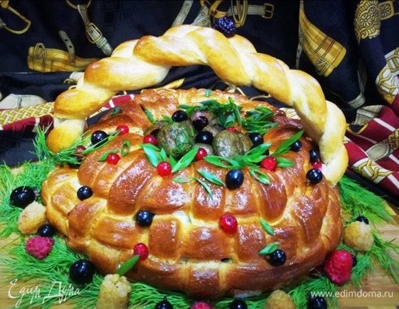 По бокам пирога делаем надрезы и вставляем в них ручку. Можете прикрепить с помощью зубочисток (у меня не получилось). Украшаем пирог ягодами, укропом, луком. Или на свой вкус.