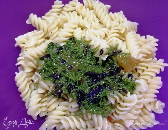 К макаронам добавим заправку.