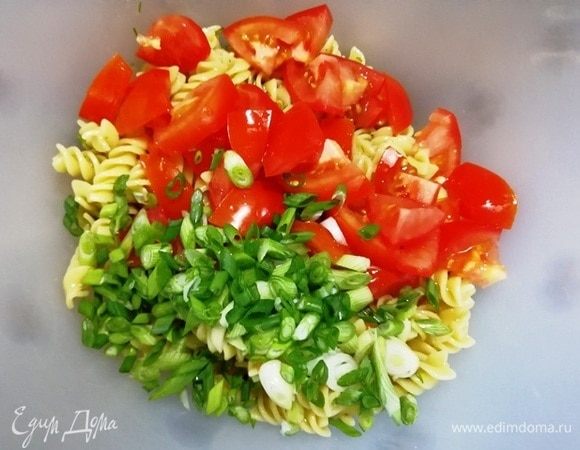 Добавим нарезанный помидор и зеленый лук.