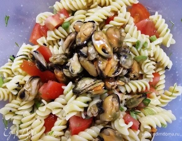 Затем — подкопченные мидии. Перемешаем.