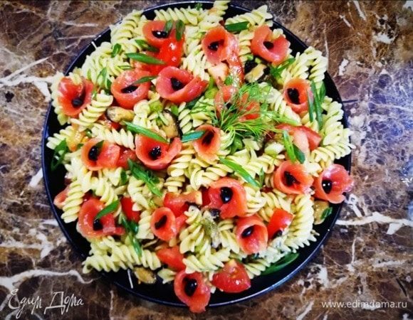 Выкладываем салат на блюдо. Сверху раскладываем слабосоленую форель, украшаем зеленым луком и укропом. Рыбу я свернула рулетиком и внутрь положила небольшой кусочек маслины.