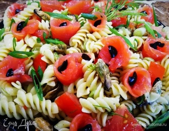 Угощаемся ярким вкусным салатом. Приятного аппетита!