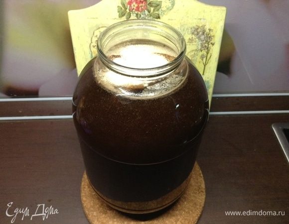 Насыпаем в 3-х литровую банку 3 полных с горкой ложки солода ржаного, туда же — 2/3 или целый стакан сахара (можно, к слову, пополам этот объем поделить — половина сахар, половина мед). Заливаем кипятком примерно одну треть банки, хорошенько размешиваем. Доливаем до верха холодной водой (я так просто беру питьевую родниковую, если попалась под руку).