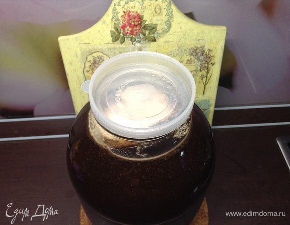 Крышкой слегка прикрыли (чтобы воздух поступал таки), пусть постоит еще чуть, набухнет закваска наверху банки.