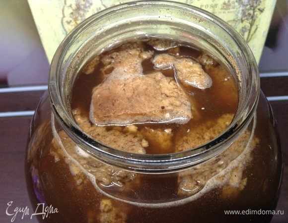 Убедились, что закваска осела на дно (дрожжи) после размешивания, присмотрелись, вдохнули хлебный аромат, слово заветное — вот тут самый раз.