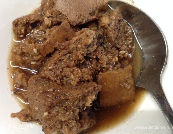 Через эти самые часов 8 открываем крышку, ложкой аккуратно вынимаем, что вверху находится.