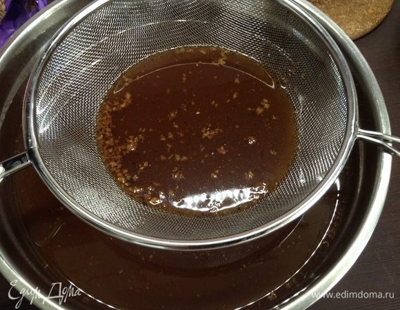 Перелили, отфильтровали. Доливаем из банки в миску сквозь сито не все, ибо на самом дне — осадок. Он полностью съедобный, но просто квасок будет мутный с ним.