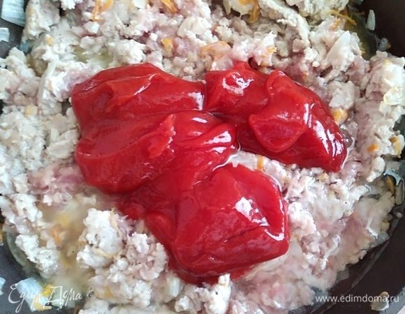 Добавить томатную пасту и немного воды, перемешать и готовить еще 5 минут.