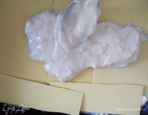 Сверху равномерно распределить соус.