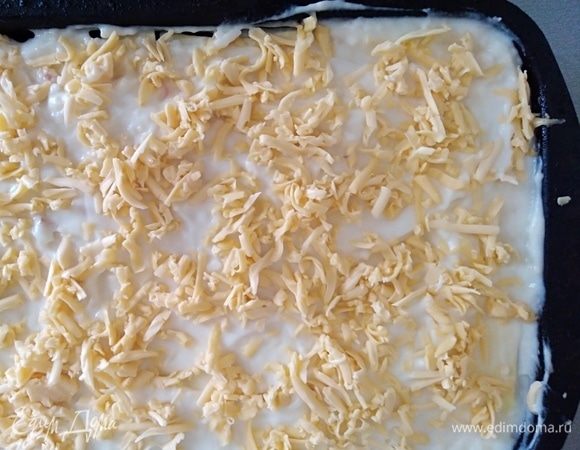 Снова слой листов, соус, мясная начинка, слой листов, соус и сверху оставшийся сыр.