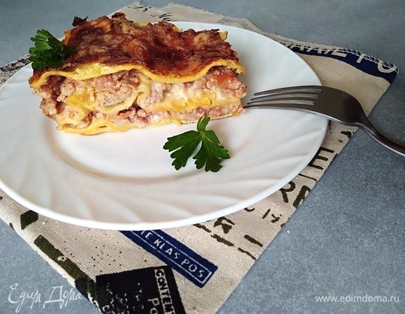 Достать лазанью из духовки, дать отдохнуть 10 минут, нарезать на порции и подавать. Угощайтесь!