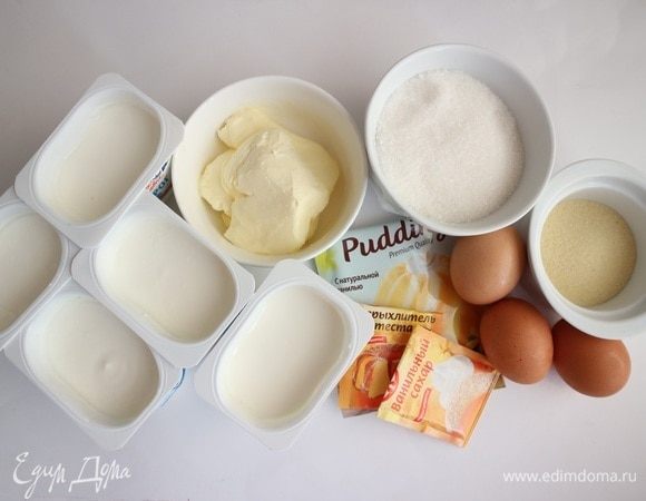 Приготовить все необходимое. Творог нужно взять мягкий (в ванночках). Духовку разогреть до 180°C. Вам потребуется разъемная форма диаметром 28 см. Здесь использована манная крупа из твердых сортов пшеницы.