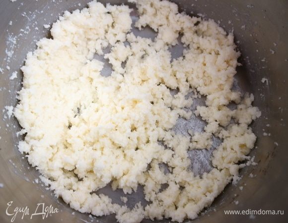 Смешать миксером мелкий сахарный песок с маслом. Диапазон количества сахарного песка 200–280 грамм. Ориентируйтесь на величину лимона (добавление в чизкейк кислоты), если он большой, можно взять чуть больше сахара, но я предпочитаю брать 200 грамм.