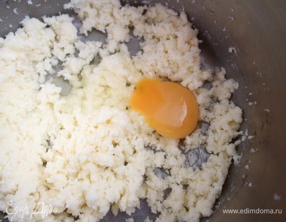 Постепенно добавлять яйца, сначала одно...