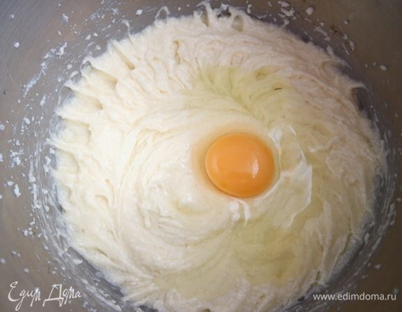 Затем добавить другое яйцо, перемешать миксером до однородного состояния.