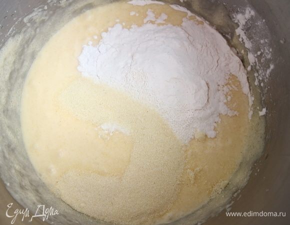 Добавить ванильный сахар, разрыхлитель, порошок пудинга, манную крупу, перемешать. Упаковка порошка пудинга с натуральной ванилью весит 35 грамм, если у вас его нет, можно взять такое же количество кукурузного крахмала.