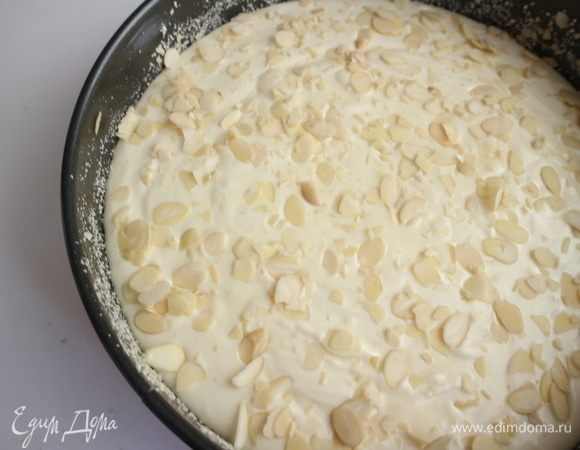 Заполнить форму смесью. Посыпать сверху 1 ст. л. миндальных лепестков. Отправить в духовку на 1 час.