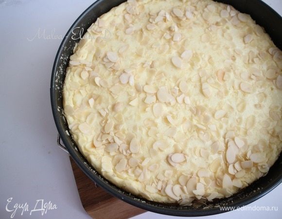 Через 20–25 минут после начала выпечки добавить еще 1 ст. л. миндальных лепестков. Это делается для фактуры верхнего слоя, некоторые лепестки будут слегка «подтоплены», другие — на поверхности. В последние 10 минут выпечки температуру убавить до 160°C. После выпечки оставить в выключенной духовке на 5 минут.