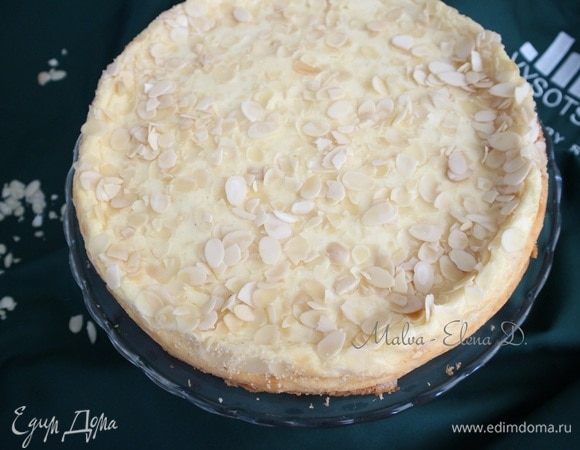 Вынуть чизкейк из духовки, дать остыть, освободить от формы.