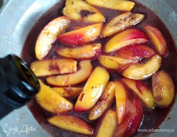 Влить патоку и вино. Готовить на среднем огне 5 минут, аккуратно перемешивая.