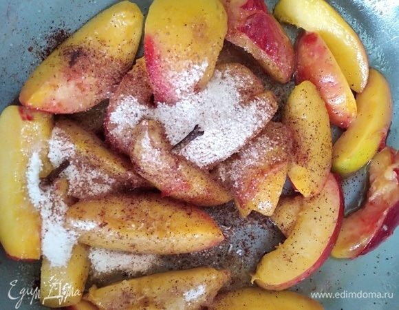 Всыпать ванильный сахар и пряности. Перемешать.