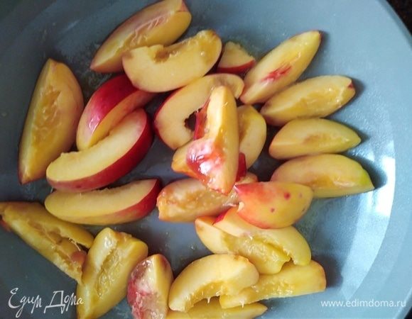 Персики, лучше крупные и твердые, вымыть, удалить косточки, разделить пополам и каждую половину еще разрезать. На разогретом масле обжарить персики около 2 минут.