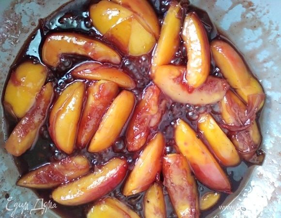 Персики станут мягкими, а соус загустеет.