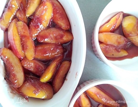 Духовку разогреть до 210°C. Если ваша духовка хорошо подрумянивает при 200°C, используйте температуру 200°C. Разложить начинку вместе с соусом по формочкам для запекания. Можно сделать и в одной большой.